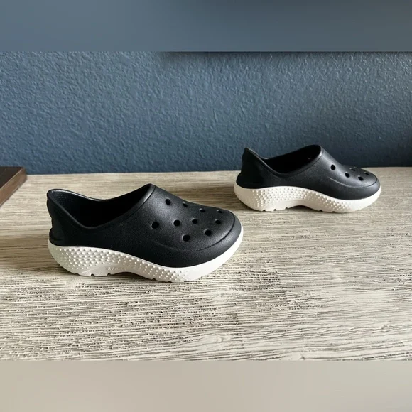 NEW!!! CROCS Kids Shoes in Black and White - Picture 3 of 6